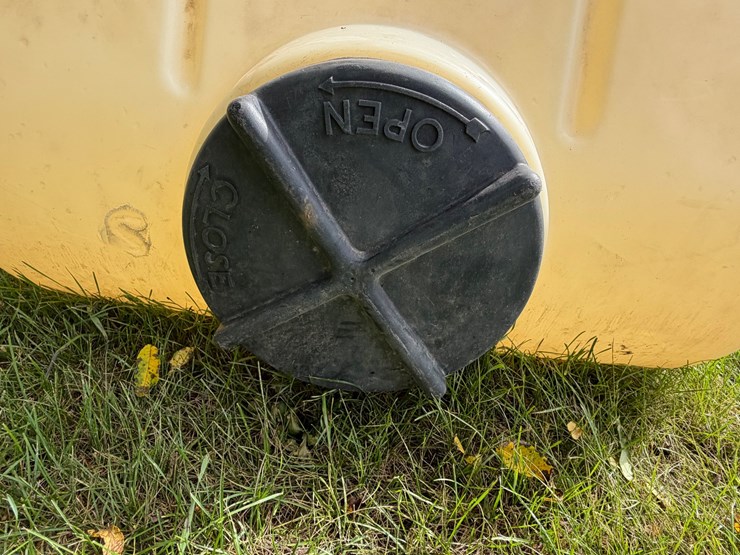 #4040-•-plastic-saddle-tanks-image-3