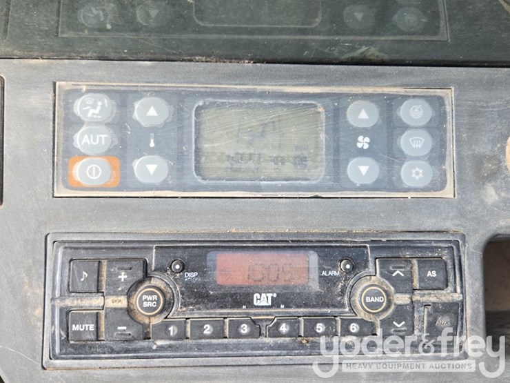 2019-caterpillar-352-image-82