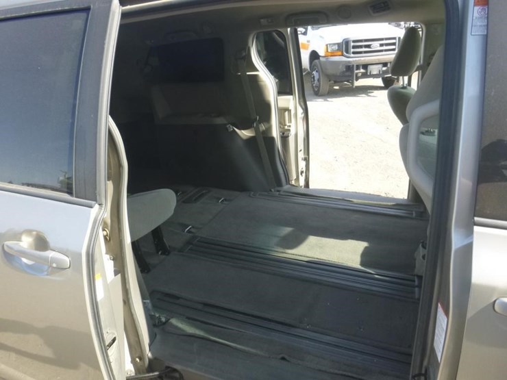 2017-toyota-sienna-image-9