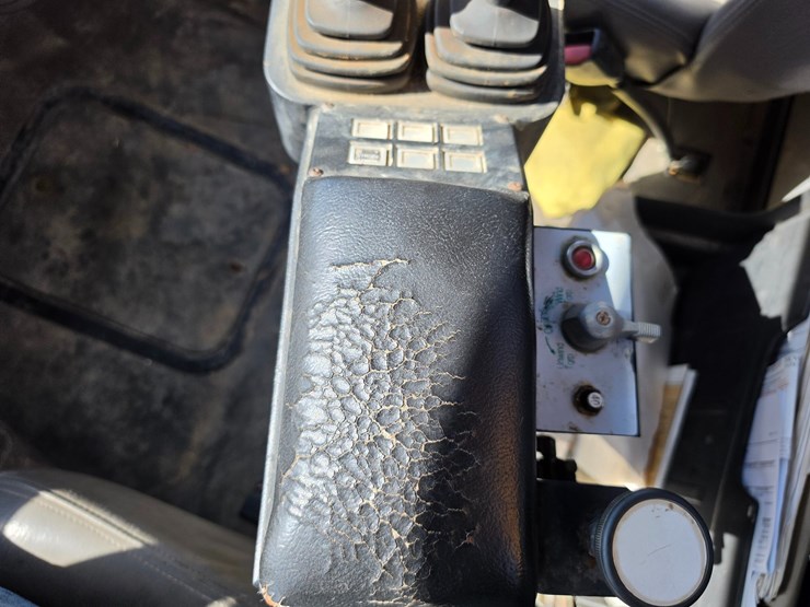 2011-freightliner-m2-106-image-91