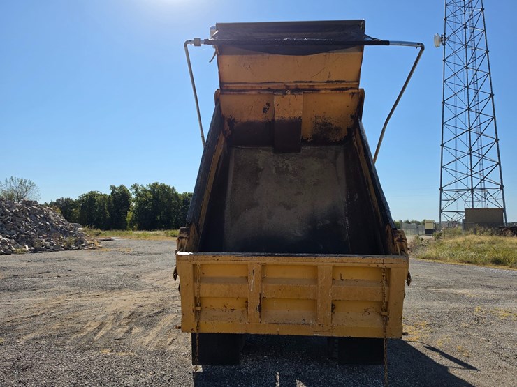 2011-freightliner-m2-106-image-25