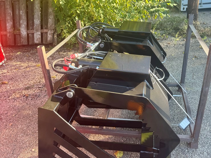 future-skid-steer-hollow-wood-grabber-image-4