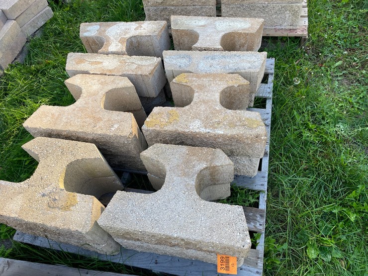 #3199-•-(2)-pallets-of-interlocking-concrete-retaining-wall-blocks-image-3