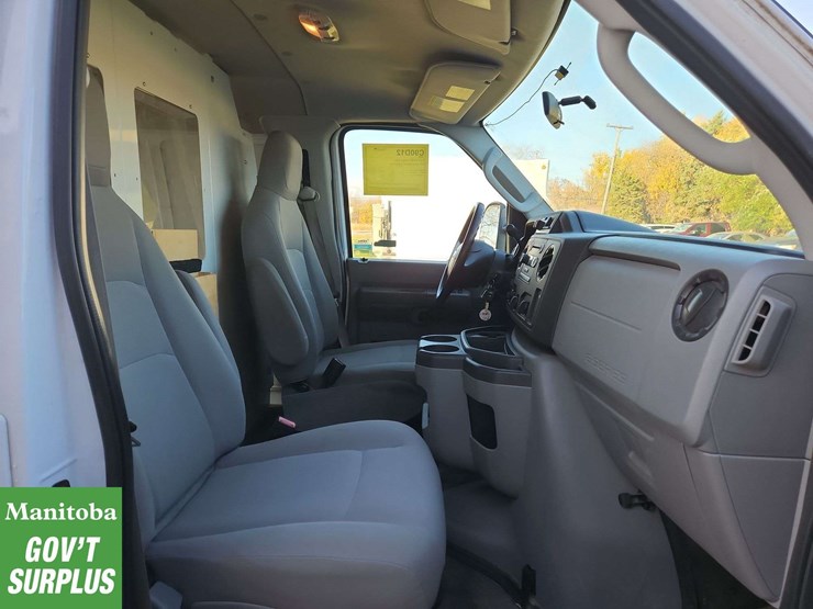 2013-ford-cargo-image-30