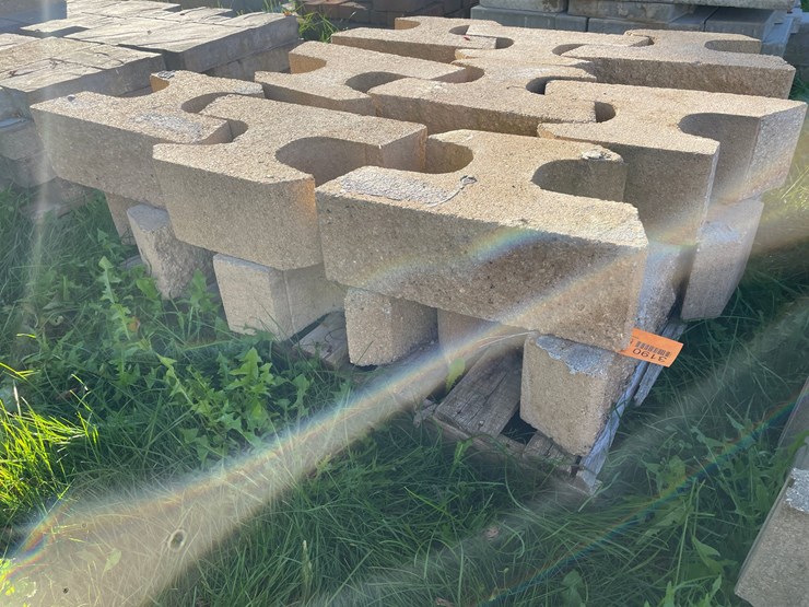 #3190-•-pallet-of-concrete-retaining-wall-blocks-image-4