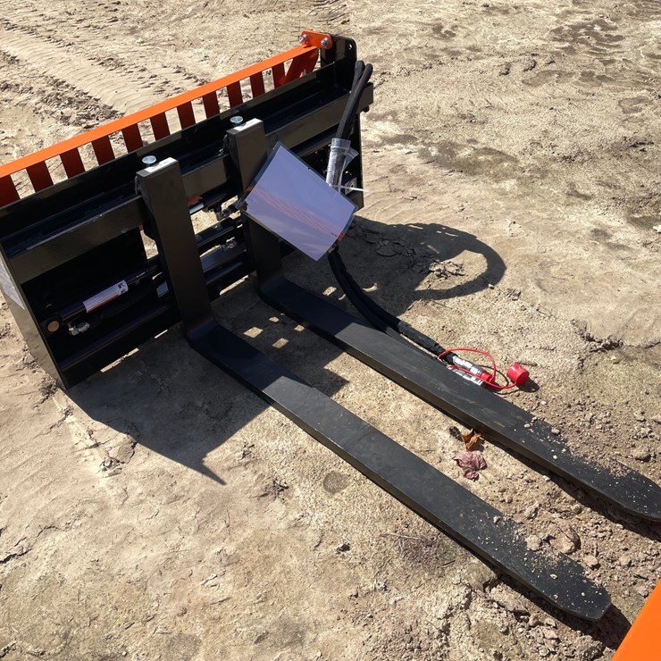 #2003 • Wolverine Skid Steer Pallet Fork Hydraulic Adjustable Attachment
