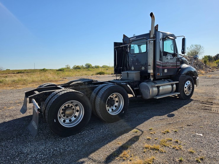 2016-freightliner-columbia-120-image-13