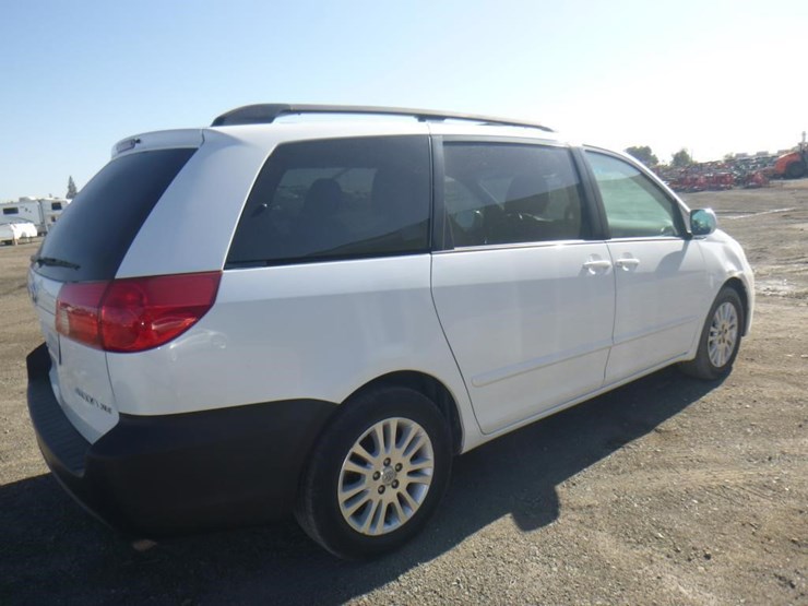 2009-toyota-sienna-image-3