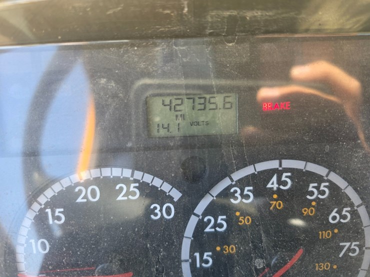 2011-freightliner-m2-106-image-84