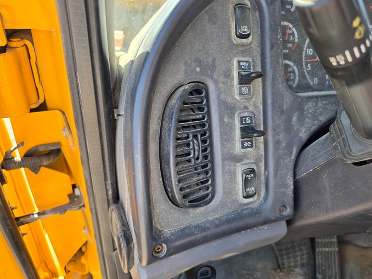 2011-freightliner-m2-106-image-85