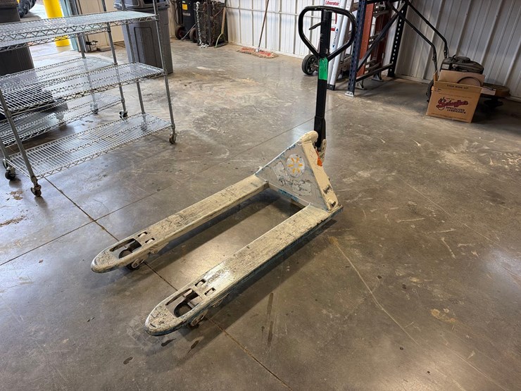 crown-pallet-jack-image-5
