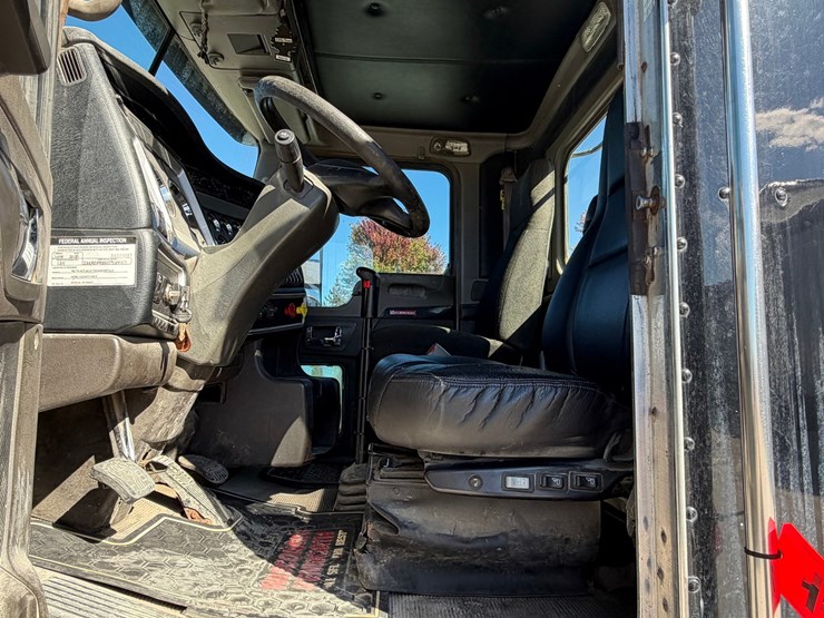 #1728-•-2012-kenworth-day-cab-truck-tractor-image-45