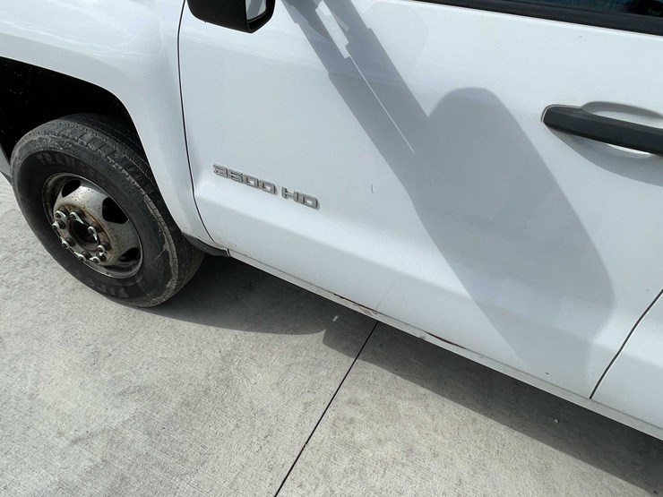 2018-chevrolet-3500-image-13