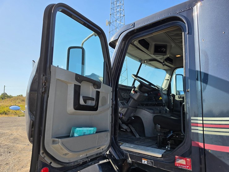 2016-freightliner-columbia-120-image-44