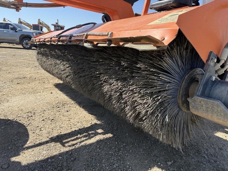 lay-mor-sm-300-3-wheel-broom-image-10