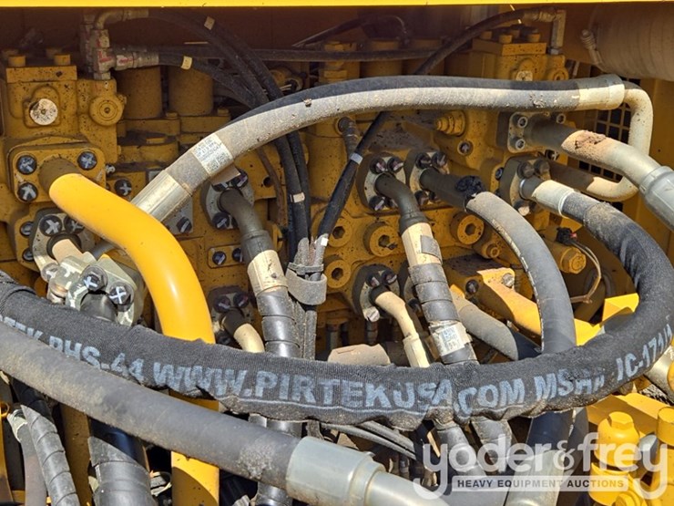 2018-caterpillar-352-image-49