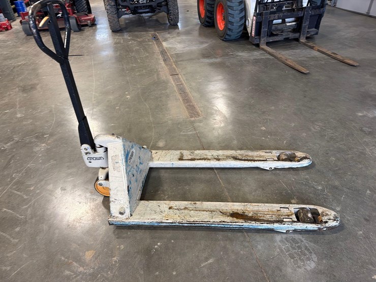 crown-pallet-jack-image-2