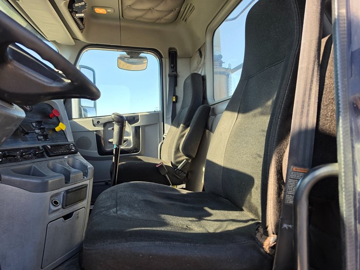 2016-freightliner-columbia-120-image-50