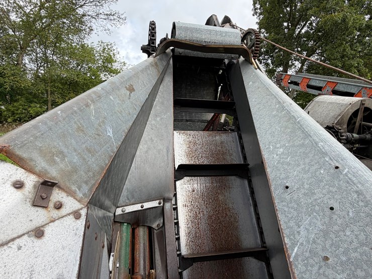 #4011-•-new-idea-corn-picker-image-18