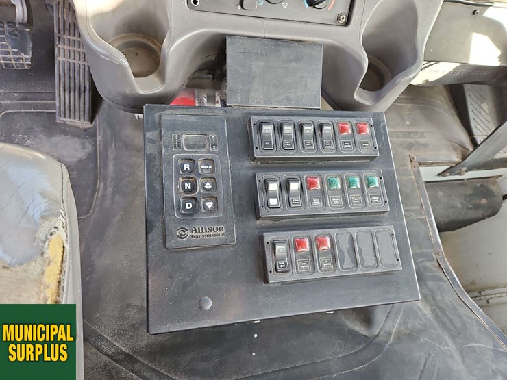 2015-freightliner-m2-106-image-29
