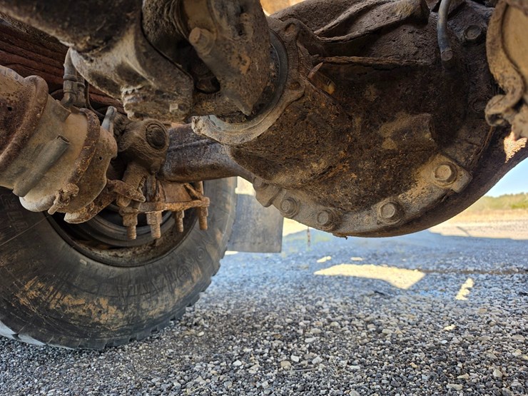 2011-freightliner-m2-106-image-47