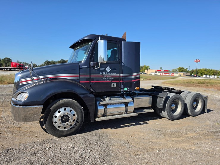 2016-freightliner-columbia-120-image-2