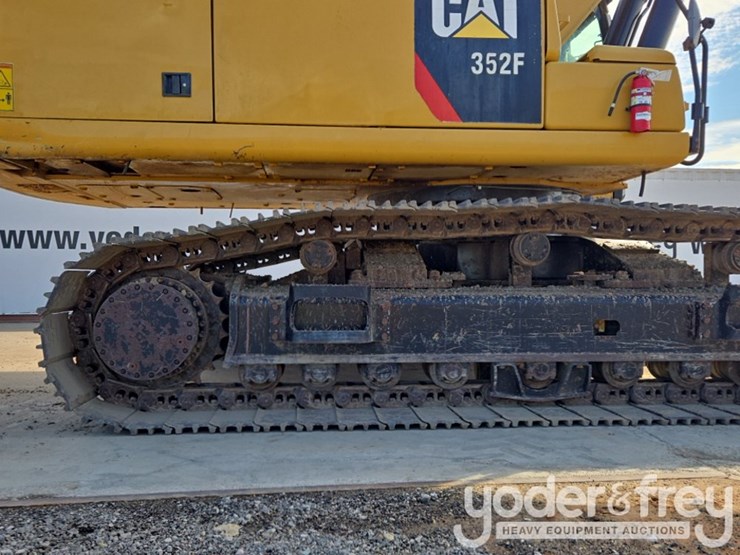 2019-caterpillar-352-image-18