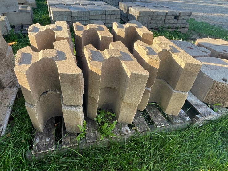 #3186-•-pallet-of-concrete-retaining-wall-blocks-image-4