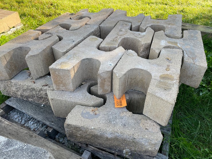 #3201-•-pallet-of-interlocking-concrete-retaining-wall-blocks-image-2