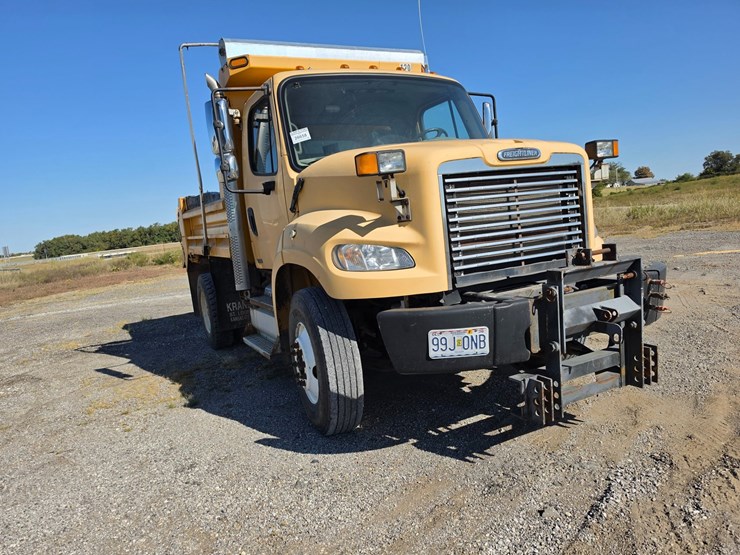 2011-freightliner-m2-106-image-20