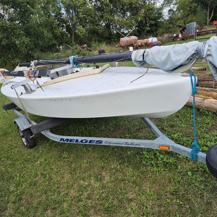 #4007 • 16' Fiberglass Sailboat