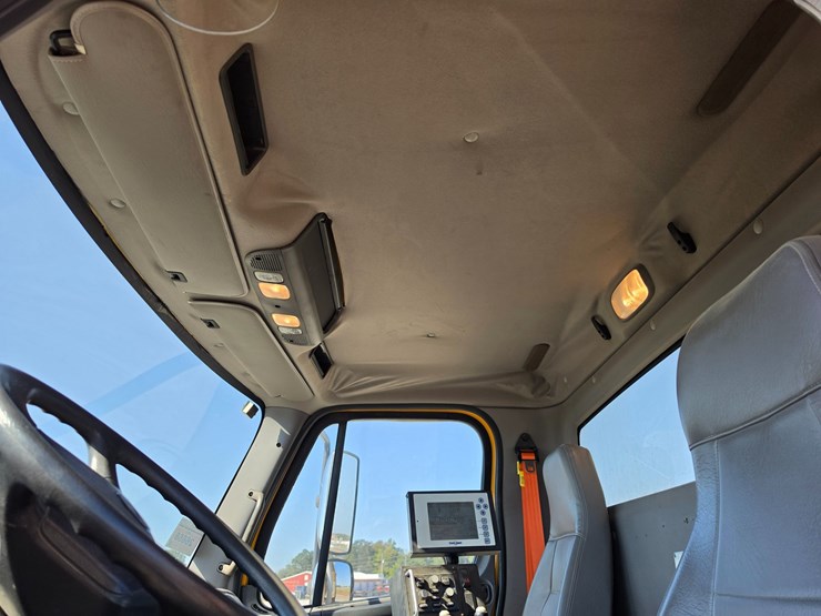 2011-freightliner-m2-106-image-74