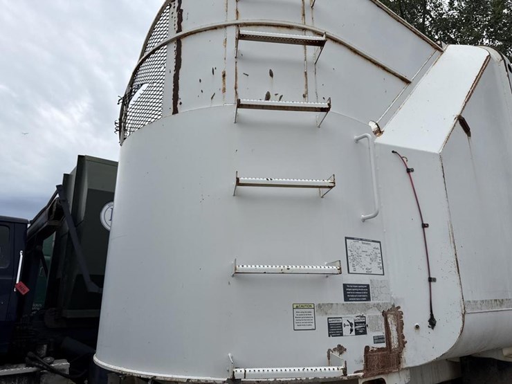 2005-peterbilt-320-image-39