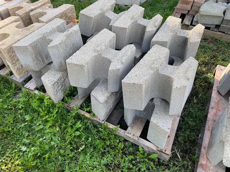 #3198-•-(2)-pallets-of-interlocking-concrete-retaining-wall-blocks-image-5