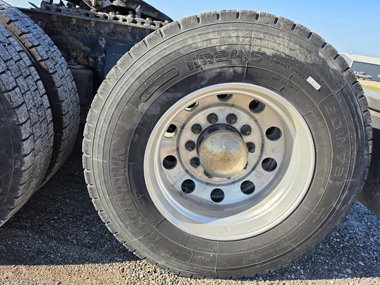 2016-freightliner-columbia-120-image-109