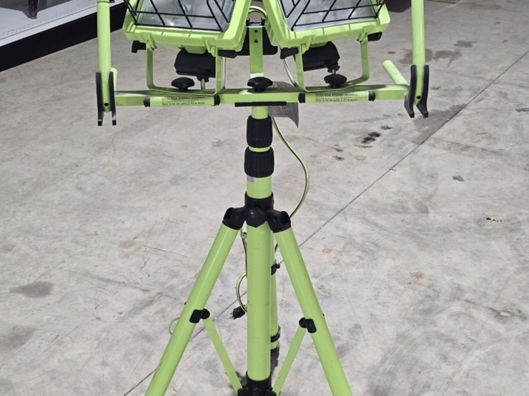 adjustable-tripod-work-light-image-1