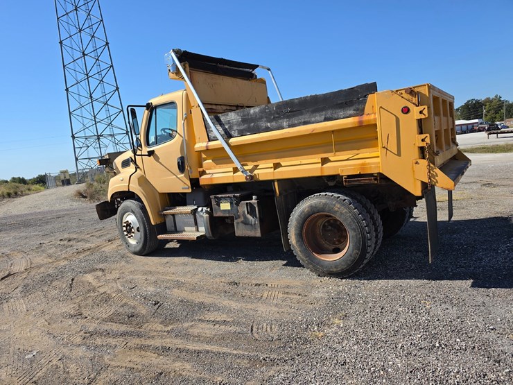 2011-freightliner-m2-106-image-7