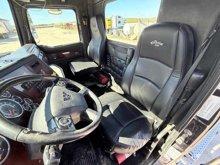 #1727-•-2020-western-star-day-cab-truck-tractor-image-42