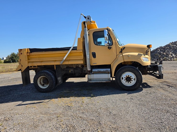 2011-freightliner-m2-106-image-17
