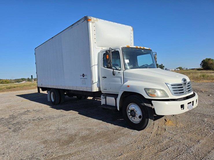 2007-hino-268-image-21
