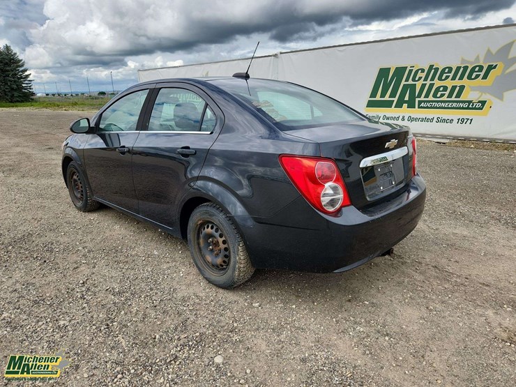 2015-chevrolet-sonic-lt-image-3
