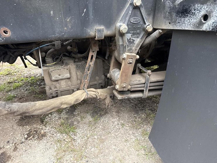 2005-peterbilt-320-image-46