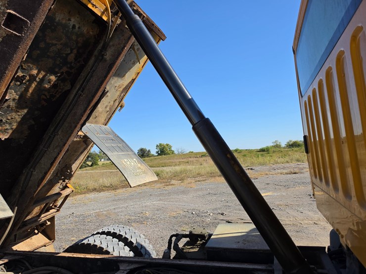 2011-freightliner-m2-106-image-28