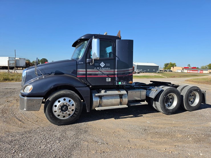 2016-freightliner-columbia-120-image-3