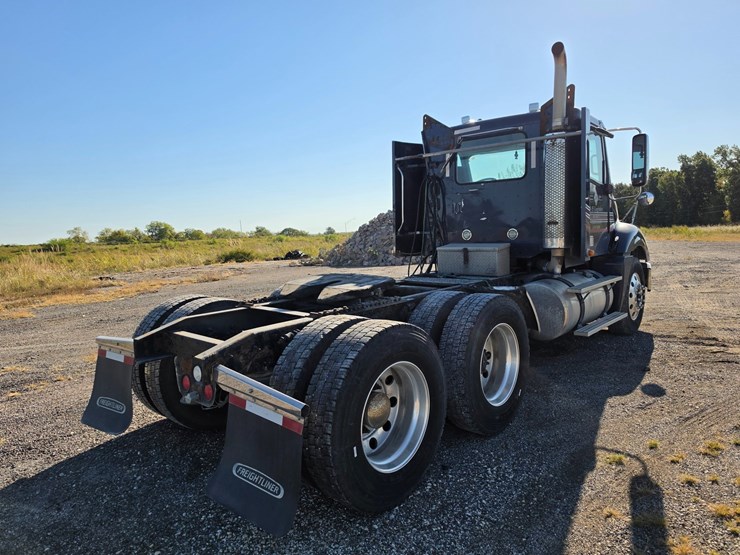 2016-freightliner-columbia-120-image-12