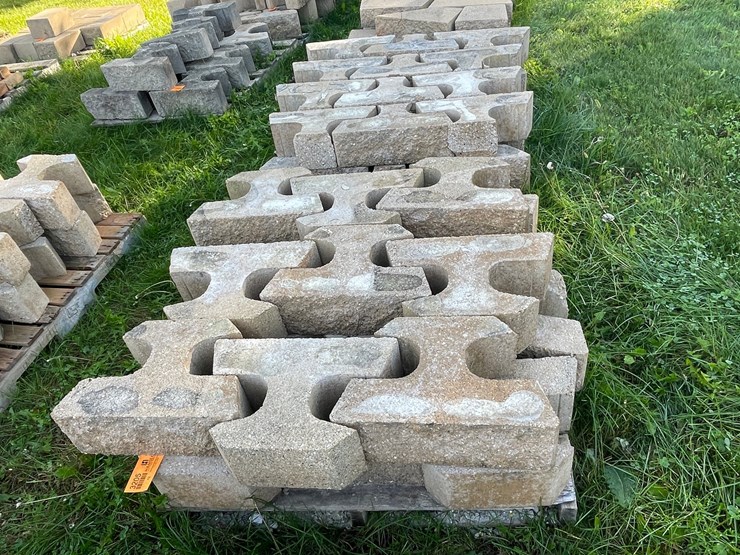 #3205-•-(2)-pallets-of-interlocking-concrete-retaining-wall-blocks-image-2