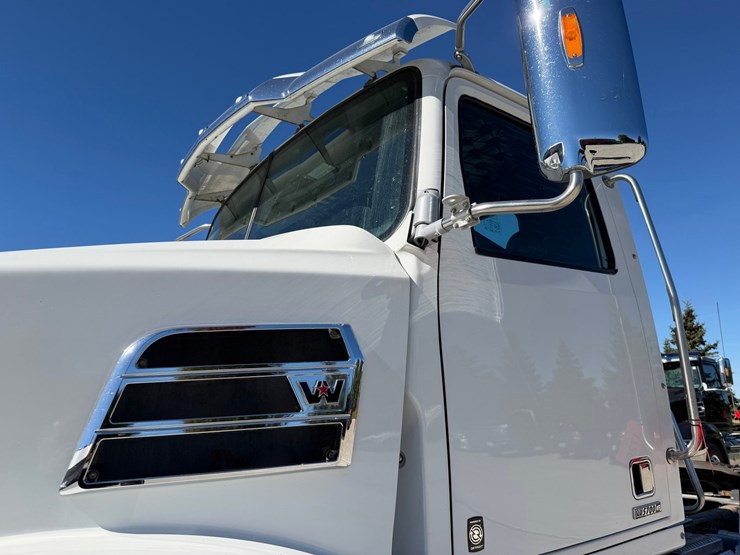 #1726-•-2019-western-star-day-cab-truck-tractor-image-12