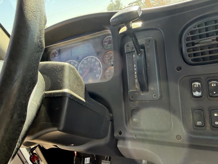 2016-freightliner-mechanics-truck-image-86