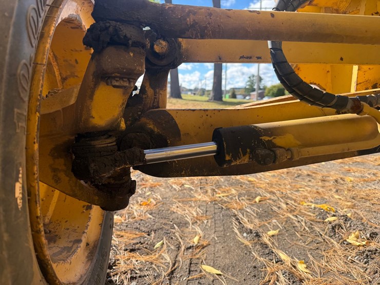 #3534-•-komatsu-gd305a-motor-grader-image-11