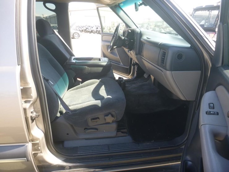 2002-chevrolet-tahoe-image-8